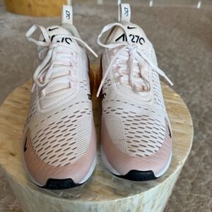 AUTHENTIC NIKE Women's AIrMax 270